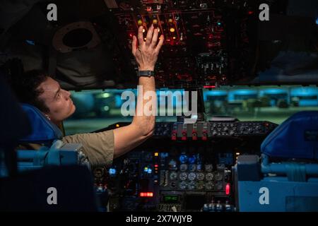 27. April 2024 - Bangkok, Thailand - ein Flieger des 141. Luftbetankungsflügels bereitet einen KC-135 Stratotanker für seinen Flug zur Joint Base Lewis-McChord, Washington auf der Don Muang Royal Thai Air Force Base, Bangkok, am 27. April 2024 vor. Die Flugbesatzung kehrte mit 30 Mitgliedern der Royal Thai Air Force etwa 26 Stunden nach dem Entladen von etwa 30 Washington Air National Guardsmen für Enduring Partners 2024 nach JBLM zurück. EP24 zielt darauf ab, die Bereitschaft und die kombinierte und gemeinsame Interoperabilität zwischen RTAF und WAANG zu verbessern und gleichzeitig starke Verteidigungsbeziehungen zu stärken. (Bild: © Jordaan Kvale/U. Stockfoto