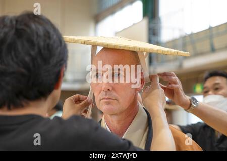 Major Jody Armentrout, Sergeant Major der Marine Corps Air Station Iwakuni und gebürtiger texanischer Einheimischer, spielt während des Iwakuni Kintaikyo Festivals 2024 in Iwakuni, Japan, am 29. April 2024 eine traditionelle ichimonji gasa. Das jährliche Festival feiert die japanische Kultur und die Kintai-Brücke in Iwakuni, eine beliebte und historische Touristenattraktion, auf der das Festival typischerweise eine Parade veranstaltet. NUR REDAKTIONELLE VERWENDUNG! Nicht für kommerzielle ZWECKE! Stockfoto