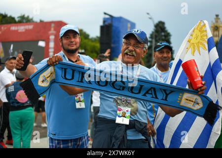 Eine Gruppe von Uruguayern feiert das Spiel gegen Ägypten beim FIFA Fan fest an der Sparrow Hills State University in Moskau bei der Weltmeisterschaft 2018 Stockfoto