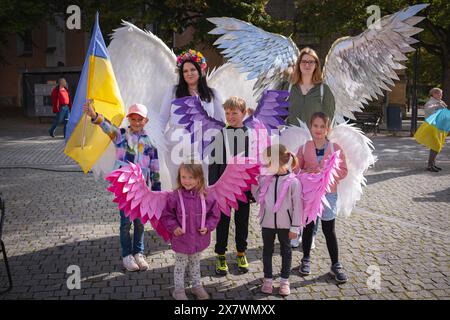 Erfurt, Deutschland - 23. September 2023: Feier des ukrainischen Feiertags. Ukrainische Diaspora in Deutschland. Erwachsene und Kinder tragen handgefertigte Federflügel. Stockfoto