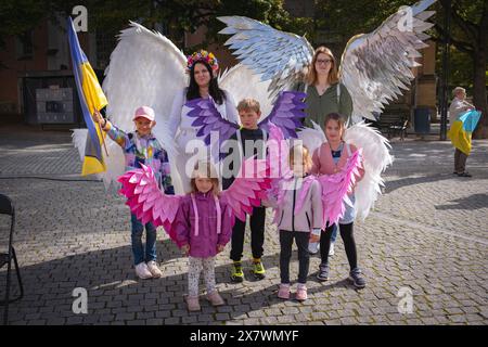 Erfurt, Deutschland - 23. September 2023: Feier des ukrainischen Feiertags. Ukrainische Diaspora in Deutschland. Erwachsene und Kinder tragen handgefertigte Federflügel. Stockfoto