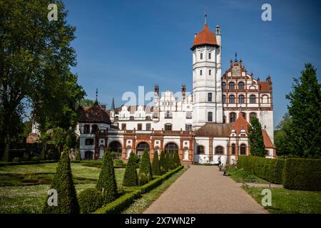 Das Schloss in Basedow in Mecklenburg-Vorpommern am 21. Mai 2024. Reiseziel Mecklenburg-Vorpommern *** das Schloss Basedow in Mecklenburg-Vorpommern am 21. Mai 2024 Ziel Mecklenburg-Vorpommern Stockfoto