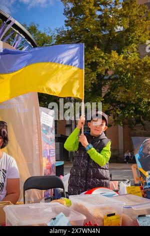 Erfurt, Deutschland - 23. September 2023: Feier des ukrainischen Feiertags. Ukrainische Diaspora in Deutschland. Kleiner Junge bei fair. Ukrainer auf deutscher Stadtmesse mit Stockfoto