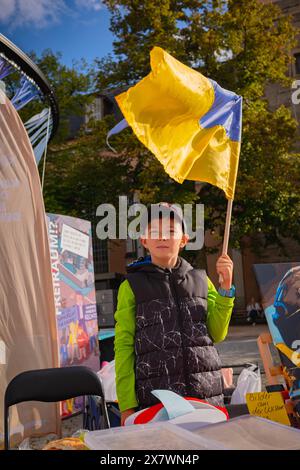 Erfurt, Deutschland - 23. September 2023: Feier des ukrainischen Feiertags. Ukrainische Diaspora in Deutschland. Kleiner Junge bei fair. Ukrainer auf deutscher Stadtmesse mit Stockfoto