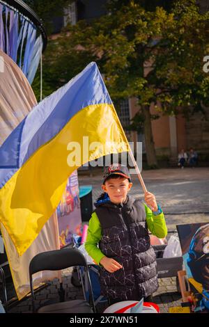 Erfurt, Deutschland - 23. September 2023: Feier des ukrainischen Feiertags. Ukrainische Diaspora in Deutschland. Kleiner Junge bei fair. Ukrainer auf deutscher Stadtmesse mit Stockfoto