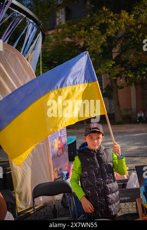 Erfurt, Deutschland - 23. September 2023: Feier des ukrainischen Feiertags. Ukrainische Diaspora in Deutschland. Kleiner Junge bei fair. Ukrainer auf deutscher Stadtmesse mit Stockfoto