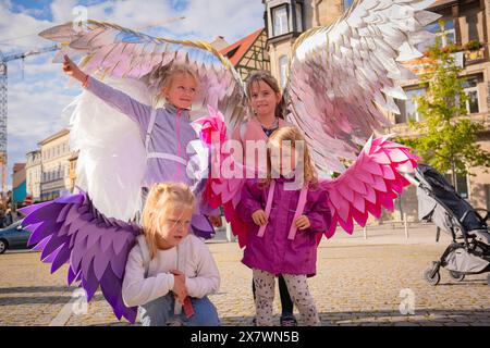 Erfurt, Deutschland - 23. September 2023: Feier des ukrainischen Feiertags. Ukrainische Diaspora in Deutschland. Kinder mit handgefertigten Federflügeln. Stockfoto