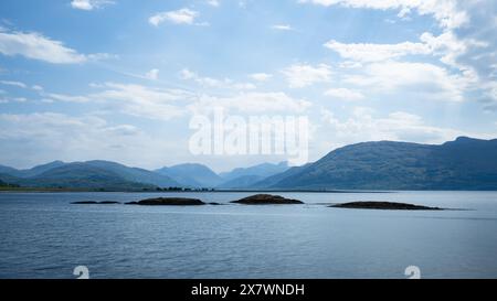 Blick über Loch Linnhe von Ardnamurchan in Richtung Ballachulish - von links nach rechts: Ben Nevis, die Mamores, Pap of Glencoe, Sgorr nam Flannaidh, Glen Stockfoto