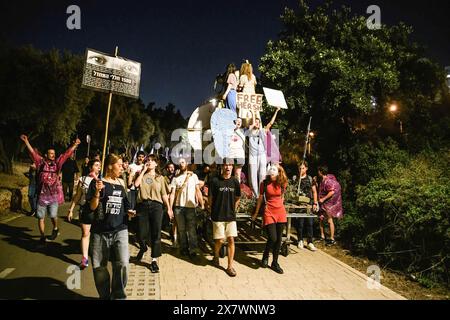 Junge israelische Demonstranten halten Plakate hoch, die ihre Meinung während der Demonstration zum Ausdruck bringen. Die Israelis versammelten sich vor der israelischen Knesset während einer Demonstration gegen die israelische Regierung und forderten ein sofortiges Geiselabkommen und allgemeine Wahlen, an dem Tag, an dem der Ankläger des IStGH Haftbefehle gegen Sinwar und Netanjahu wegen Kriegsverbrechen am 7. Oktober und im Gazastreifen beantragt. Stockfoto