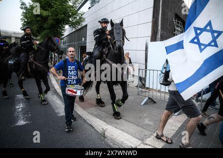 Israelische Polizeibeamte reiten auf ihrem Weg durch die Menge, um den Eingang zur Stadt Jerusalem während der Demonstration zu blockieren. Die Israelis versammelten sich vor der israelischen Knesset während einer Demonstration gegen die israelische Regierung und forderten ein sofortiges Geiselabkommen und allgemeine Wahlen, an dem Tag, an dem der Ankläger des IStGH Haftbefehle gegen Sinwar und Netanjahu wegen Kriegsverbrechen am 7. Oktober und im Gazastreifen beantragt. Stockfoto