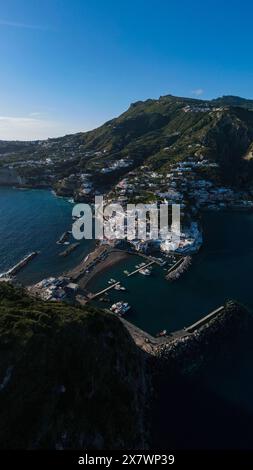 Vertikales Panorama, Luftbild des Hafens in Sant'Angelo Di Ischia, Golf von Neapel, Italien Stockfoto