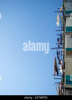 Die Wäsche wird an den Leinen getrocknet. Blick aus einem ungewöhnlichen Winkel. Balkone von Anwohnern. Asiatisches Leben. Stockfoto
