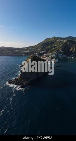 Vertikales Panoramafoto von der Drohne von Sant'Angelo Di Ischia, Italien Stockfoto