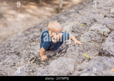 Baby Tourist in Coba, Mexiko. Alte maya-Stadt in Mexiko. Coba ist ein archäologisches Gebiet und ein berühmtes Wahrzeichen der Halbinsel Yucatan. Bewölkter Himmel über Stockfoto