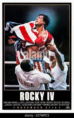 Rocky IV (1985) von Sylvester Stallone mit Sylvester Stallone, Dolph Lundgren, Talia Shire, Burt Young und Carl Weathers. Rocky Balboa tritt in diesem Kampf zwischen Technologie und Herz gegen den neuen Herausforderer Drago ein, der die Sowjetunion repräsentiert. US-Poster mit einem Blatt ***NUR FÜR REDAKTIONELLE ZWECKE***. Kredit: BFA / MGM/UA Entertainment Company; Stockfoto