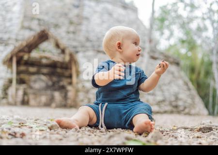 Baby Tourist in Coba, Mexiko. Alte maya-Stadt in Mexiko. Coba ist ein archäologisches Gebiet und ein berühmtes Wahrzeichen der Halbinsel Yucatan. Bewölkter Himmel über Stockfoto