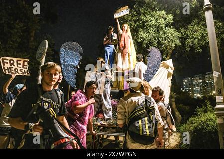 Jerusalem, Israel. Mai 2024. Junge israelische Demonstranten nehmen an der Demonstration Teil. Die Israelis versammelten sich vor der israelischen Knesset während einer Demonstration gegen die israelische Regierung und forderten ein sofortiges Geiselabkommen und allgemeine Wahlen, an dem Tag, an dem der Ankläger des IStGH Haftbefehle gegen Sinwar und Netanjahu wegen Kriegsverbrechen am 7. Oktober und im Gazastreifen beantragt. (Credit Image: © Matan Golan/SOPA Images via ZUMA Press Wire) NUR REDAKTIONELLE VERWENDUNG! Nicht für kommerzielle ZWECKE! Stockfoto