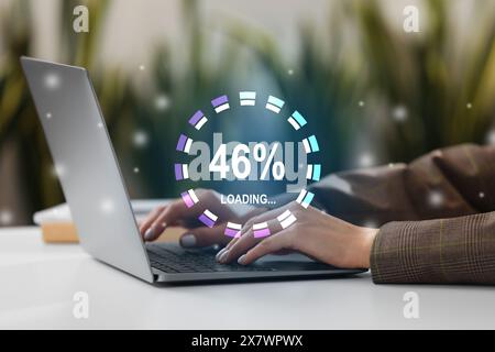 Ladefortschritt. Frau, die drinnen am Laptop arbeitet, Nahaufnahme Stockfoto