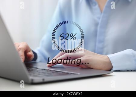 Ladefortschritt. Frau, die drinnen am Laptop arbeitet, Nahaufnahme Stockfoto