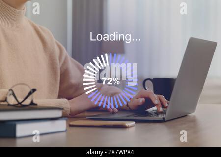 Ladefortschritt. Frau, die drinnen am Laptop arbeitet, Nahaufnahme Stockfoto