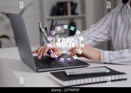 Ladefortschritt. Frau, die drinnen am Laptop arbeitet, Nahaufnahme Stockfoto