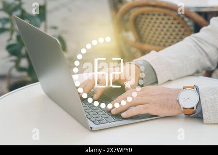 Ladefortschritt. Mann, der drinnen am Laptop arbeitet, Nahaufnahme Stockfoto