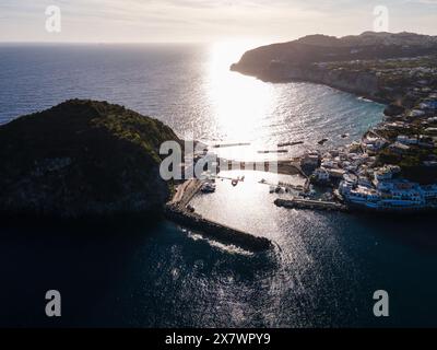 Luftbild von Küste und Insel bei Sant'Angelo di Ischia bei Sonnenuntergang, Italien, Golf von Neapel, Ischia Stockfoto