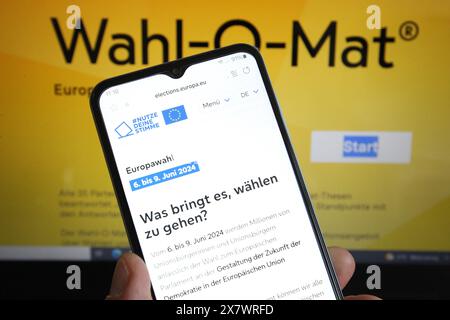 Auf einem Smartphone ist die Website der Europäischen Union mit Informationen zur Europawahl aufgerufen worden. Dahinter war auf einem Laptop die Website der Wahlentscheidungshilfe Wahl-O-Mat aufgerufen. Symbolbild/Symbolfoto Wahl-O-Mat. Schnelsen Hamburg *** auf die Website der Europäischen Union mit Informationen zu den Europawahlen wurde über ein Smartphone zugegriffen, auf die Wahl O Mat Website wurde über einen Laptop zugegriffen Symbolbild Wahl O Mat Schnelsen Hamburg Stockfoto