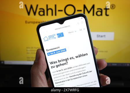 Auf einem Smartphone ist die Website der Europäischen Union mit Informationen zur Europawahl aufgerufen worden. Dahinter war auf einem Laptop die Website der Wahlentscheidungshilfe Wahl-O-Mat aufgerufen. Symbolbild/Symbolfoto Wahl-O-Mat. Schnelsen Hamburg *** auf die Website der Europäischen Union mit Informationen zu den Europawahlen wurde über ein Smartphone zugegriffen, auf die Wahl O Mat Website wurde über einen Laptop zugegriffen Symbolbild Wahl O Mat Schnelsen Hamburg Stockfoto