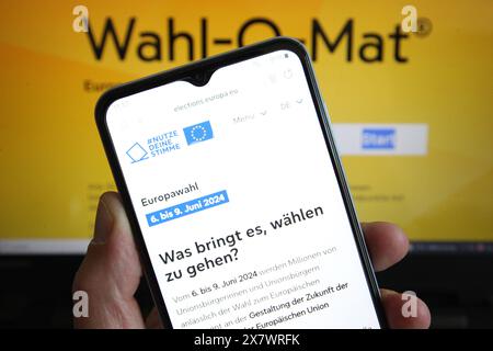 Auf einem Smartphone ist die Website der Europäischen Union mit Informationen zur Europawahl aufgerufen worden. Dahinter war auf einem Laptop die Website der Wahlentscheidungshilfe Wahl-O-Mat aufgerufen. Symbolbild/Symbolfoto Wahl-O-Mat. Schnelsen Hamburg *** auf die Website der Europäischen Union mit Informationen zu den Europawahlen wurde über ein Smartphone zugegriffen, auf die Wahl O Mat Website wurde über einen Laptop zugegriffen Symbolbild Wahl O Mat Schnelsen Hamburg Stockfoto