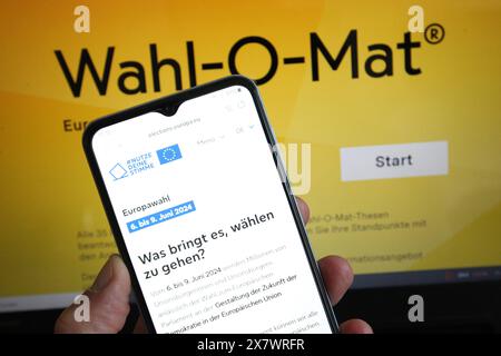 Auf einem Smartphone ist die Website der Europäischen Union mit Informationen zur Europawahl aufgerufen worden. Dahinter war auf einem Laptop die Website der Wahlentscheidungshilfe Wahl-O-Mat aufgerufen. Symbolbild/Symbolfoto Wahl-O-Mat. Schnelsen Hamburg *** auf die Website der Europäischen Union mit Informationen zu den Europawahlen wurde über ein Smartphone zugegriffen, auf die Wahl O Mat Website wurde über einen Laptop zugegriffen Symbolbild Wahl O Mat Schnelsen Hamburg Stockfoto