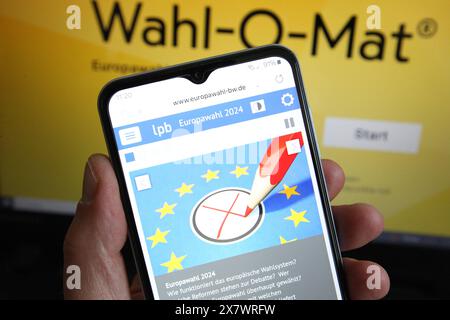 Auf einem Smartphone ist die Website der Landeszentrale für politische Bildung Baden-Württemberg mit Informationen zur Europawahl aufgerufen worden. Dahinter war auf einem Laptop die Website der Wahlentscheidungshilfe Wahl-O-Mat aufgerufen. Symbolbild/Symbolfoto Wahl-O-Mat. Schnelsen Hamburg *** die Internetseite der Landeszentrale für politische Bildung Baden-Württemberg mit Informationen über die Europawahlen wurde über ein dahinter stehendes Smartphone aufgerufen. die Website der Wahl O Mat Wahlhilfe wurde auf einem Laptop aufgerufen Symbol Bild Symbol Foto Wahl O Mat Schnelsen Hamburg Stockfoto