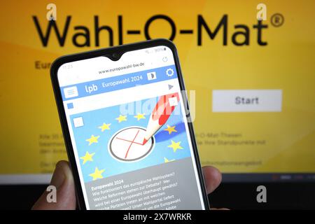 Auf einem Smartphone ist die Website der Landeszentrale für politische Bildung Baden-Württemberg mit Informationen zur Europawahl aufgerufen worden. Dahinter war auf einem Laptop die Website der Wahlentscheidungshilfe Wahl-O-Mat aufgerufen. Symbolbild/Symbolfoto Wahl-O-Mat. Schnelsen Hamburg *** die Internetseite der Landeszentrale für politische Bildung Baden-Württemberg mit Informationen über die Europawahlen wurde über ein dahinter stehendes Smartphone aufgerufen. die Website der Wahl O Mat Wahlhilfe wurde auf einem Laptop aufgerufen Symbol Bild Symbol Foto Wahl O Mat Schnelsen Hamburg Stockfoto