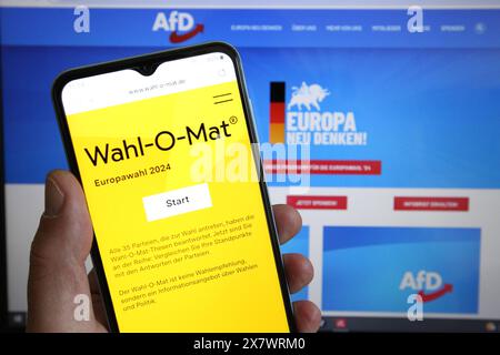 Auf einem Smartphone ist die Wahlentscheidungshilfe Wahl-O-Mat aufgerufen worden. Dahinter war auf einem Laptop die Website der Partei Alternative für Deutschland AfD aufgerufen. Symbolbild/Symbolfoto Wahl-O-Mat. Schnelsen Hamburg *** die Wahlhilfe Wahl O Mat wurde auf einem Smartphone dahinter aufgerufen, die Website der AfD-Partei Alternative auf einem Laptop aufgerufen Symbolbild Wahl O Mat Schnelsen Hamburg Stockfoto