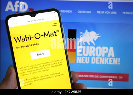 Auf einem Smartphone ist die Wahlentscheidungshilfe Wahl-O-Mat aufgerufen worden. Dahinter war auf einem Laptop die Website der Partei Alternative für Deutschland AfD aufgerufen. Symbolbild/Symbolfoto Wahl-O-Mat. Schnelsen Hamburg *** die Wahlhilfe Wahl O Mat wurde auf einem Smartphone dahinter aufgerufen, die Website der AfD-Partei Alternative auf einem Laptop aufgerufen Symbolbild Wahl O Mat Schnelsen Hamburg Stockfoto