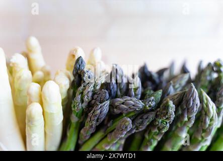 Weißer Spargel auf dunklem Hintergrund, liegend und in Holzkiste gestapelt Stockfoto