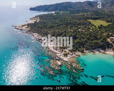 Fantastische Aussicht auf die Küste von Sithonia in der Nähe von Orange Beach, Chalkidiki, Zentralmakedonien, Griechenland Stockfoto