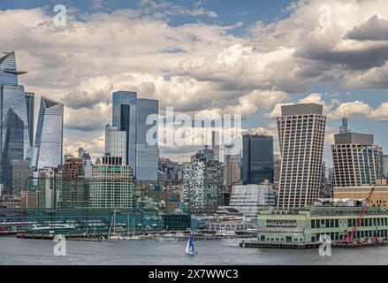 New York, NY, USA - 1. August 2023: Gebäudemauer entlang der Uferlinie des Hudson River, Bahind Piers 57 bis 60. Schicke Fassaden zwischen Street 18 und 19 wes Stockfoto