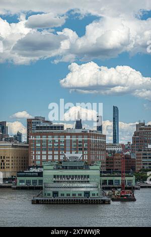 New York, NY, USA - 1. August 2023: Pier 57 frontale Nahaufnahme vom Hudson River aus gesehen unter blauer Wolkenlandschaft. Verschiedene Fassaden an der Küste Stockfoto