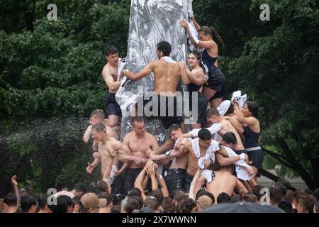 Annapolis, Maryland, USA. Mai 2024. Die Neulinge der U.S. Naval Academy, kurz Pappes, erklimmen das Herndon Monument, eine Tradition, die den erfolgreichen Abschluss des Midshipmen-Erstlingsjahres symbolisiert. Die Klasse 2027 absolvierte den Aufstieg in 2 Stunden, 19 Minuten und 11 Sekunden. Als Grundschule unseres Marinedienstes bereitet die Marineakademie junge Männer und Frauen darauf vor, professionelle Offiziere von Kompetenz, Charakter und Mitgefühl im U.S. Navy and Marine Corps zu werden. (Abbildung: © Stacy Godfrey/U.S. Navy/ZUMA Press Wire) NUR FÜR REDAKTIONELLE ZWECKE! Nicht für kommerzielle ZWECKE! Stockfoto