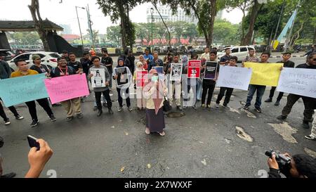 Medan, Indonesien. Mai 2024. Indonesische Journalisten hielten am 21. Mai 2024 eine Demonstration in Medan ab, Indonesien, um den Gesetzesentwurf (RUU) Nr. 32/2002 über den Rundfunk abzulehnen, der als Behinderung der journalistischen Pflichten und der Pressefreiheit angesehen wird. (Foto: Hendro Budiman/INA Photo Agency/SIPA USA) Credit: SIPA USA/Alamy Live News Stockfoto