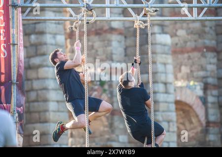 Merida, Spanien - 18. Mai 2024: FarinatoRace Merida 2024, Teilnehmer klettern an einem Seil Stockfoto