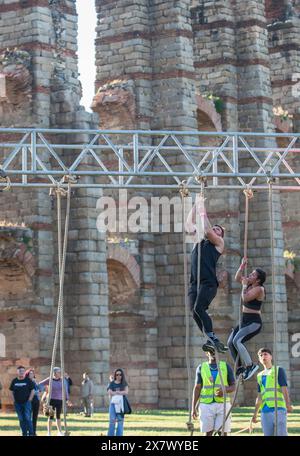 Merida, Spanien - 18. Mai 2024: FarinatoRace Merida 2024, Teilnehmer klettern an einem Seil Stockfoto