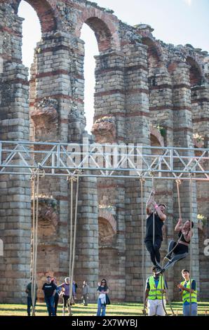 Merida, Spanien - 18. Mai 2024: FarinatoRace Merida 2024, Teilnehmer klettern an einem Seil Stockfoto