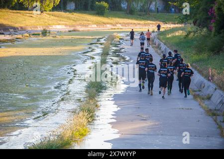 Merida, Spanien - 18. Mai 2024: FarinatoRace Merida 2024. Die Teilnehmer laufen entlang des Albarregas Stockfoto