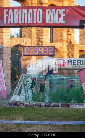 Merida, Spanien - 18. Mai 2024: FarinatoRace Merida 2024. Ziellinie mit einem brennenden Holzblock Stockfoto