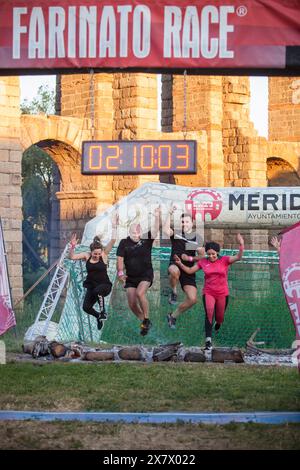 Merida, Spanien - 18. Mai 2024: FarinatoRace Merida 2024. Ziellinie mit einem brennenden Holzblock Stockfoto