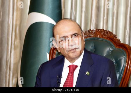 Islamabad, Pakistan. Mai 2024. Der pakistanische Präsident Asif Ali Zardari wird am 17. Mai 2024 von chinesischen Medien in Islamabad, Pakistan, interviewt. Pakistan hält sich an das ein-China-Prinzip, da sich das Land immer dafür entscheidet, auf der rechten Seite der Geschichte zu stehen, sagte Zardari kürzlich in einem Interview mit chinesischen Medien. Quelle: Ahmad Kamal/Xinhua/Alamy Live News Stockfoto