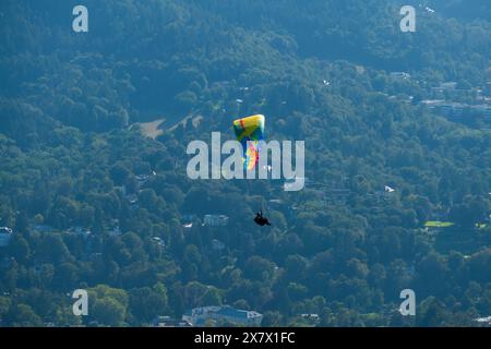 Gleitschirm Flieger mit buntem Schirm über Baden-Baden Stockfoto