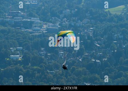 Gleitschirm Flieger mit buntem Schirm über Baden-Baden Stockfoto